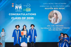 Nguyễn Bảo Ngọc, tân thủ khoa năm 2025 ngành Marketing và Truyền thông nhận bằng tốt nghiệp.
