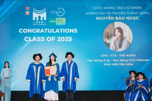 Nguyễn Bảo Ngọc, tân thủ khoa năm 2025 ngành Marketing và Truyền thông nhận bằng tốt nghiệp.