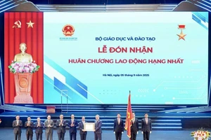 Tổng Bí thư Tô Lâm trao tặng Huân chương Lao động hạng Nhất cho Bộ GD&ĐT.