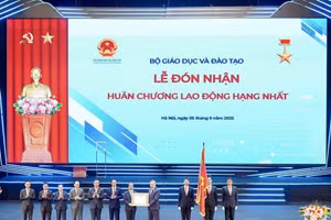 Tổng Bí thư Tô Lâm trao tặng Huân chương Lao động hạng Nhất cho Bộ GD&ĐT.