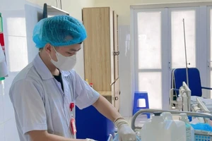 Sinh viên Trường Cao đẳng Dược Hà Nội thực tập tại bệnh viện phổi Trung ương.