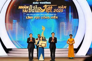 NGND Nguyễn Thị Hiền nhận Giải thưởng Cống hiến.