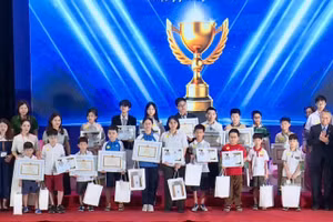 Trao Bằng khen, Giấy chứng nhận và quà tặng cho học sinh vòng Chung kết.