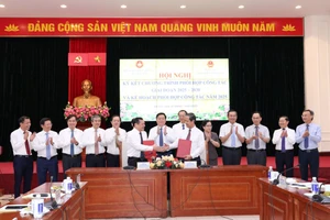 Phó trưởng Ban Thường trực Ban Tuyên giáo và Dân vận Trung ương Lại Xuân Môn, Bộ trưởng Bộ GD&ĐT Nguyễn Kim Sơn đại diện hai cơ quan ký kết Chương trình phối hợp công tác giai đoạn 2025 - 2030.