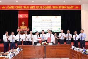 Phó trưởng Ban Thường trực Ban Tuyên giáo và Dân vận Trung ương Lại Xuân Môn, Bộ trưởng Bộ GD&ĐT Nguyễn Kim Sơn đại diện hai cơ quan ký kết Chương trình phối hợp công tác giai đoạn 2025 - 2030.