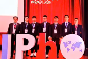 Đội tuyển IPhO 2025 (từ trái sang phải): PGS.TS Đặng Đức Vượng, Phó Trưởng đoàn; em Nguyễn Công Vinh; Em Nguyễn Thế Quân; em Trương Đức Dũng; em Lý Bá Khôi; em Trần Lê Thiện Nhân ; PGS.TS Đỗ Danh Bích, Trưởng đoàn. 