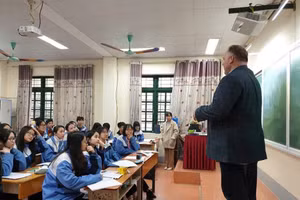 Chuyên gia giáo dục nước ngoài giao lưu với học sinh Trường THPT chuyên Lào Cai (tỉnh Lào Cai).