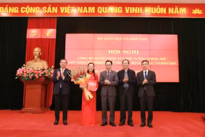 Đại diện lãnh đạo Bộ GD&ĐT tặng hoa chúc mừng tân Thứ trưởng Nguyễn Thị Quyên Thanh.