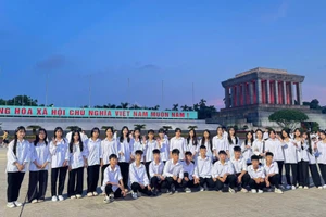 Học sinh Trường THPT Trần Quang Khải tham quan Lăng Chủ tịch Hồ Chí Minh.