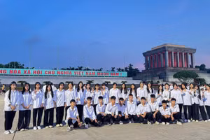 Học sinh Trường THPT Trần Quang Khải tham quan Lăng Chủ tịch Hồ Chí Minh.