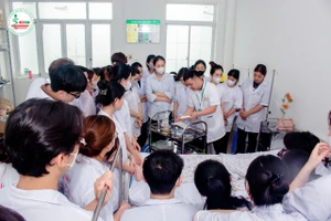Sinh viên Trường Cao đẳng Dược Hà Nội trong giờ thực hành chuyên ngành Điều dưỡng.