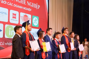 Đại diện doanh nghiệp trao thư mời làm việc cho sinh viên ngay lễ tốt nghiệp.