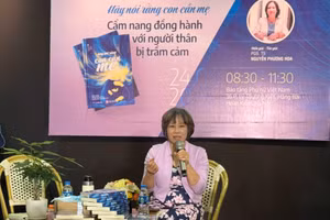 PGS.TS. Nguyễn Phương Hoa chia sẻ tại buổi tọa đàm, ra mắt sách “Hãy nói rằng con cần mẹ”.