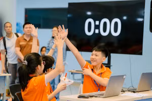 Học sinh Tiểu học thi đấu bảng AI tại sân chơi AI & Robotics FAnRoC 2026.