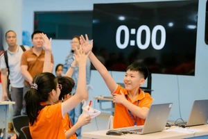 Học sinh Tiểu học thi đấu bảng AI tại sân chơi AI & Robotics FAnRoC 2026.