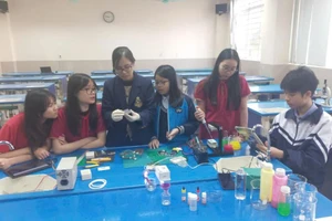 Các học sinh trao đổi, biến ý tưởng thành dự án nghiên cứu khoa học thực thụ: “Bộ thí nghiệm µSMARTLAB kết hợp IoT và Trí tuệ nhân tạo cho giáo dục STEM”.