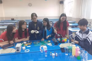 Các học sinh trao đổi, biến ý tưởng thành dự án nghiên cứu khoa học thực thụ: “Bộ thí nghiệm µSMARTLAB kết hợp IoT và Trí tuệ nhân tạo cho giáo dục STEM”.