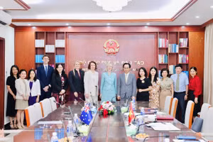 Bộ trưởng Hoàng Minh Sơn, Đại sứ Gillian Bird và các thành viên hai bên chụp ảnh lưu niệm