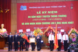 Trường Đại học Giao thông vận tải đón nhận Huân chương Lao động hạng Nhất