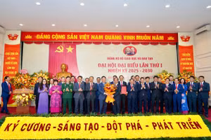 Phó Thủ tướng Lê Thành Long tặng hoa chúc mừng Ban Chấp hành Đảng ủy Bộ GD&ĐT khóa I, nhiệm kỳ 2025 - 2030.