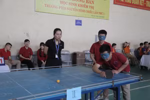 Học sinh khiếm thị Trường PTCS Nguyễn Đình Chiểu trong giải đấu.