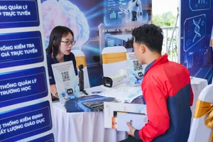 Sinh viên tham gia phỏng vấn và được doanh nghiệp tư vấn để hoàn thiện hồ sơ năng lực tại Tech Fest & Job Fair 2026.