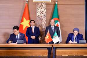 Thứ trưởng Lê Quân và Tổng Thư ký Bộ Giáo dục quốc gia Algeria tại lễ ký kết