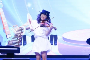 Phần biểu diễn “Một vòng Việt Nam” – violin, do học sinh Đỗ Nguyễn An Nhiên (lớp 6AB3, Wellspring) trình bày.