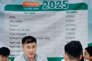 Ông Nguyễn Thế Lực trong một buổi tư vấn tuyển sinh năm 2025.