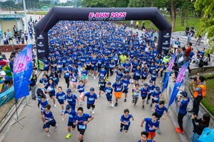 Học sinh, cán bộ, giáo viên, phụ huynh tham gia E-Run 2025.