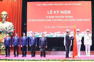 Tổng Bí thư, Chủ tịch nước gắn Huân chương Lao động hạng Nhất lên lá cờ truyền thống của Học viện Chính trị Quốc gia Hồ Chí Minh - Ảnh: TTXVN.