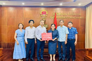 Thứ trưởng Nguyễn Thị Kim Chi tiếp nhận ủng hộ ngành Giáo dục khắc phục thiệt hại bão số 3 của Công ty Cổ phần Văn phòng phẩm Hồng Hà.