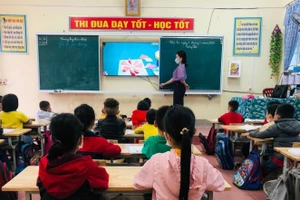 Cô trò Trường Tiểu học Vượng Lộc (Hà Tĩnh) trong một giờ Hoạt động trải nghiệm.