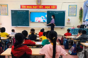 Cô trò Trường Tiểu học Vượng Lộc (Hà Tĩnh) trong một giờ Hoạt động trải nghiệm.