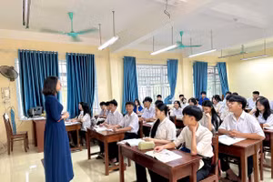 Cô Phạm Nguyễn Trang Ngân - giáo viên Trường THPT A Lưới (TP Huế) và học trò trong giờ học.