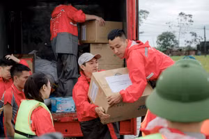 Viettel thực hiện khoảng 3.000 chuyến xe, vận chuyển khoảng 7.500 tấn hàng hoá, nhu yếu phẩm đến các tỉnh chịu ảnh hưởng của bão.