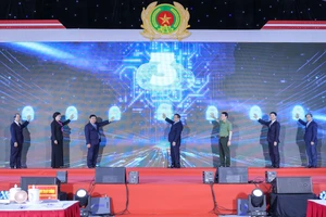 Thủ tướng và các đại biểu ấn nút khai trương Trung tâm dữ liệu quốc gia số 1 - Ảnh: VGP/Nhật Bắc.