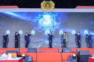 Thủ tướng và các đại biểu ấn nút khai trương Trung tâm dữ liệu quốc gia số 1 - Ảnh: VGP/Nhật Bắc.