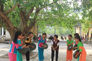 Học sinh Trường PTDTNT Pi Năng Tắc (Ninh Thuận) học đánh mã la - nhạc cụ tiêu biểu của đồng bào Raglai. Ảnh: Báo Lao Động.