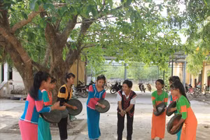 Học sinh Trường PTDTNT Pi Năng Tắc (Ninh Thuận) học đánh mã la - nhạc cụ tiêu biểu của đồng bào Raglai. Ảnh: Báo Lao Động.