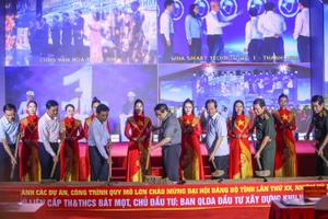 Thủ tướng Phạm Minh Chính và Bộ trưởng Nguyễn Kim Sơn cùng lãnh đạo Bộ Quốc phòng, lãnh đạo tỉnh Thanh Hóa thực hiện nghi thức khởi công Trường phổ thông nội trú liên cấp TH&THCS xã Bát Mọt, tỉnh Thanh Hóa.