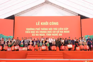 Tổng Bí thư Tô Lâm trao quà cho 50 hộ dân xã Na Ngoi tại lễ khởi công Trường Phổ thông nội trú liên cấp Tiểu học và THCS xã Na Ngoi, Nghệ An.