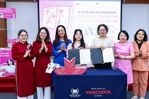 Nguyễn Thảo Nhi (giữa) ký kết hợp tác với một đơn vị giao dịch bản quyền quốc tế, đưa tác phẩm đến với độc giả toàn cầu.