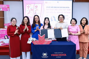 Nguyễn Thảo Nhi (giữa) ký kết hợp tác với một đơn vị giao dịch bản quyền quốc tế, đưa tác phẩm đến với độc giả toàn cầu.