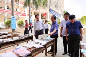 Bộ trưởng Bộ GD&ĐT Nguyễn Kim Sơn và đoàn công tác của Bộ GD&ĐT thăm, tặng quà các cơ sở giáo dục tại Thái Nguyên bị ảnh hưởng bởi bão số 11.