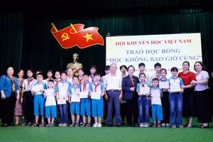 Bà Nguyễn Thị Doan, nguyên Phó Chủ tịch nước, Chủ tịch Hội Khuyến học Việt Nam trao học bổng "Học không bao giờ cùng" cho các học sinh, trong đó có học sinh Trường THCS Thụy Liên (Thái Thụy, Thái Bình).