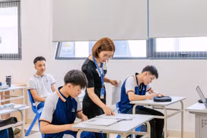 Cô Nguyễn Thị Thiết và học trò trong giờ Tiếng Anh.