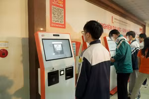 Thí sinh thực hiện thủ tục check-in tại kiosk tự động trước khi vào phòng thi.