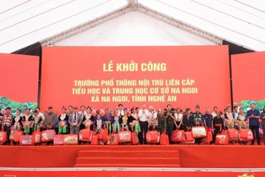 Tổng Bí thư Tô Lâm trao quà cho 50 hộ dân xã Na Ngoi tại lễ khởi công ở xã Na Ngoi, Nghệ An.