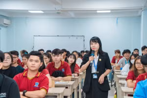 TS. Cù Ngọc Phương trong giờ dạy tại Trường Đại học Nguyễn Tất Thành.